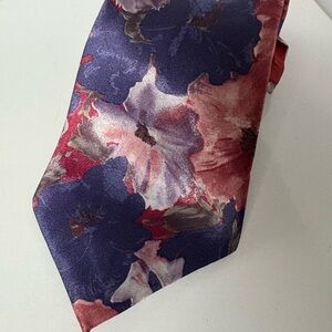 Floral Patterned Silk Tie in Red and Blue